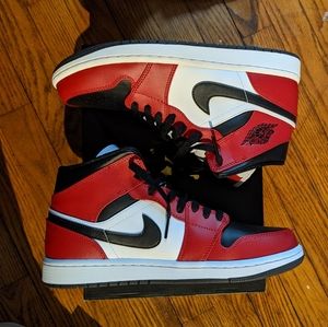 Air Jordan 1 Mid Chicago Black Toe Size 8